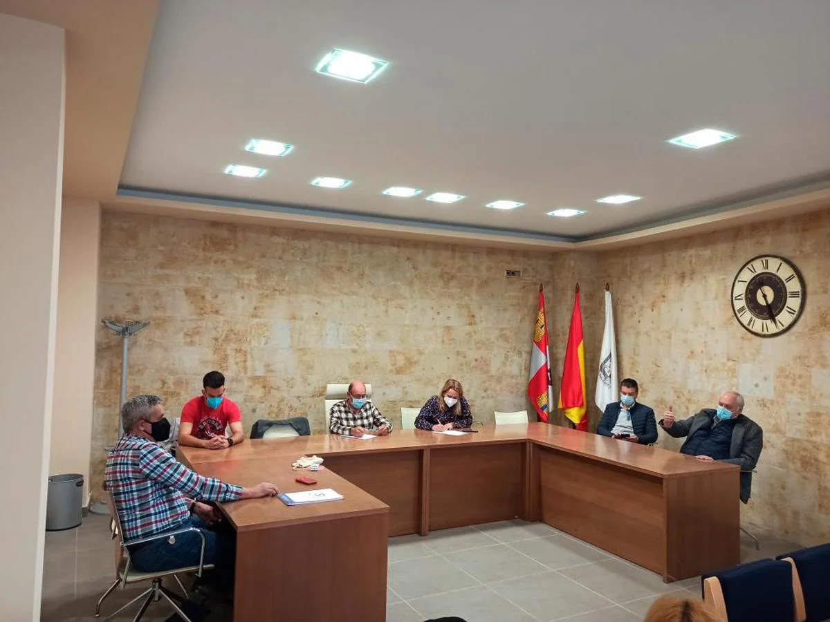 Pleno celebrado ayer en Babilafuente en el que Palomero (Izquierda) se enfrenta a Francico González (derecha).