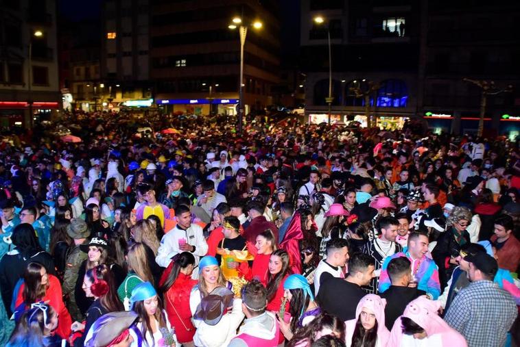 Una multitud de personas celebran el carnaval en Béjar