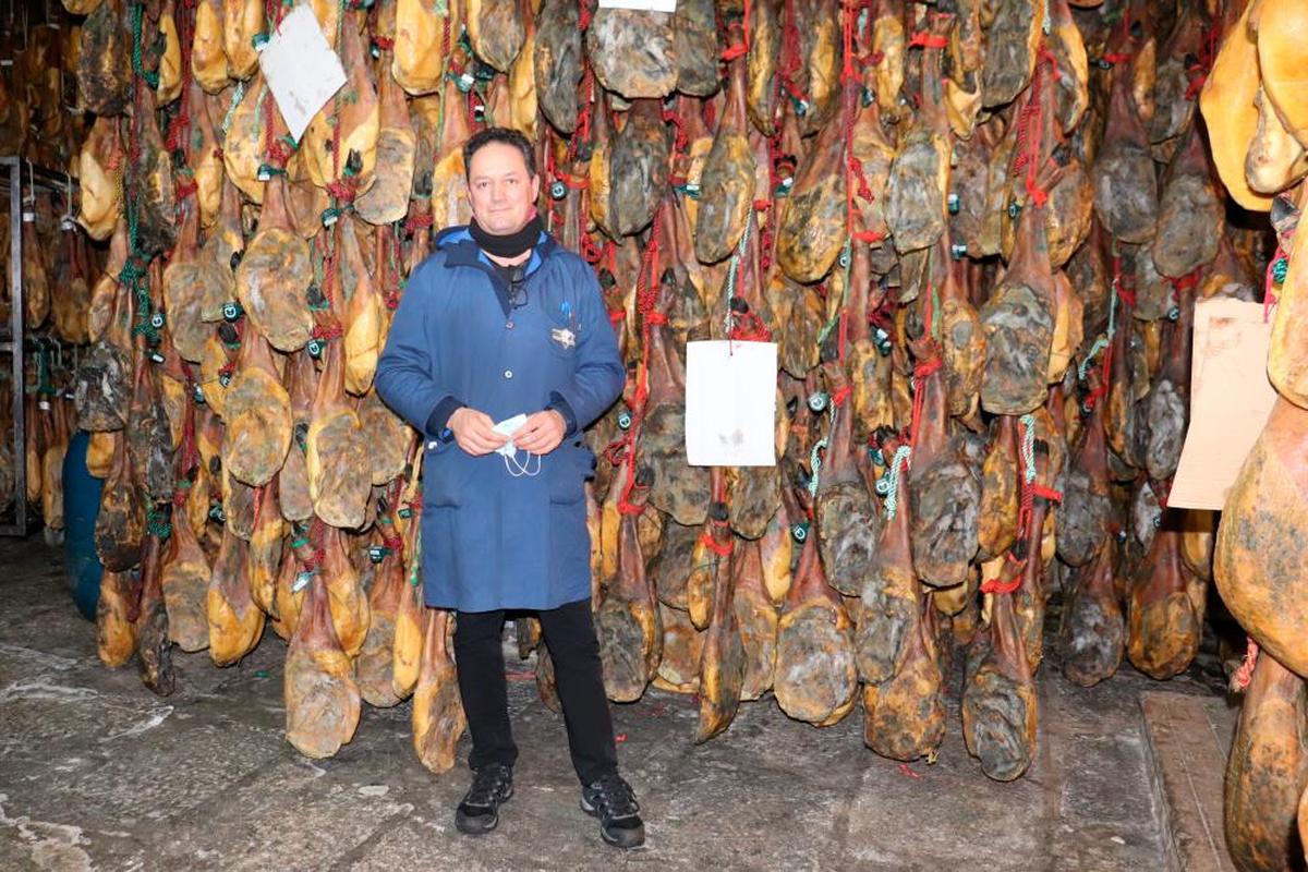 Cele González en uno bodega.