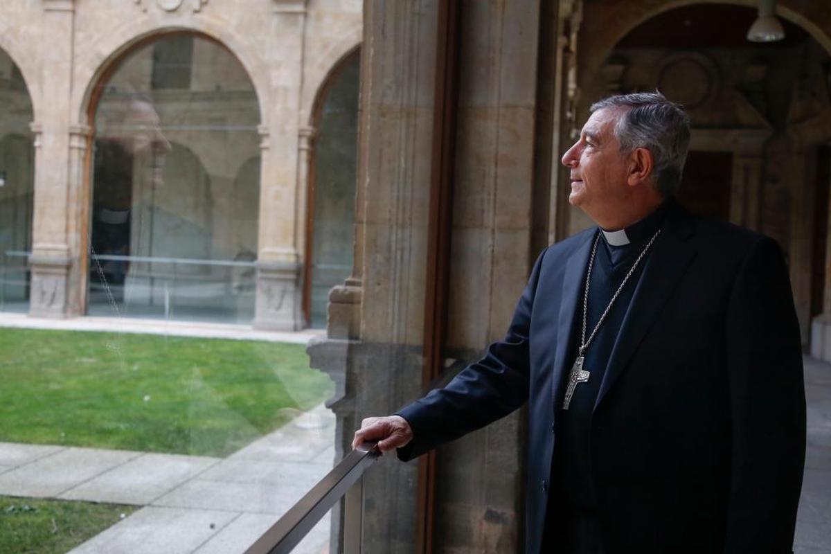 José Luis Retana observa el claustro de la Casa de la Iglesia.