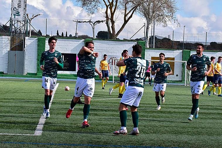 Pesca celebra el gol dedicado a María Caamaño en Guijuelo.
