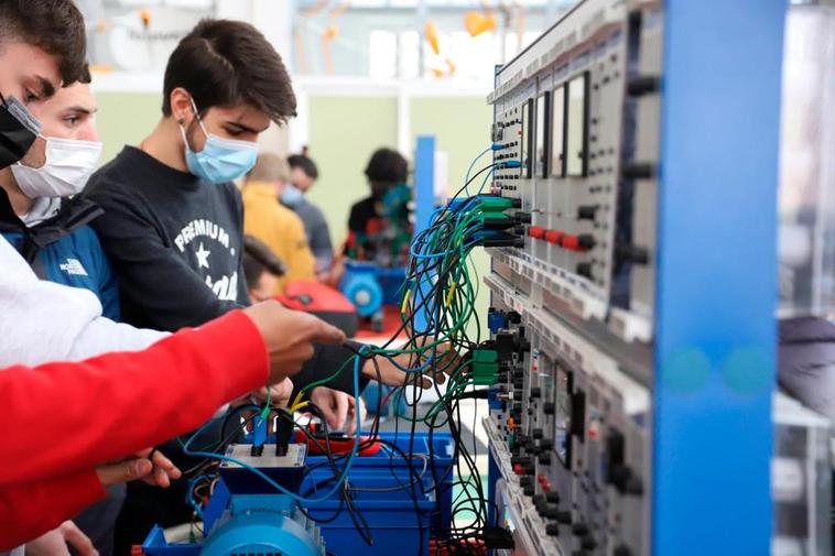 Varios alumnos en un grado de Formación Profesional