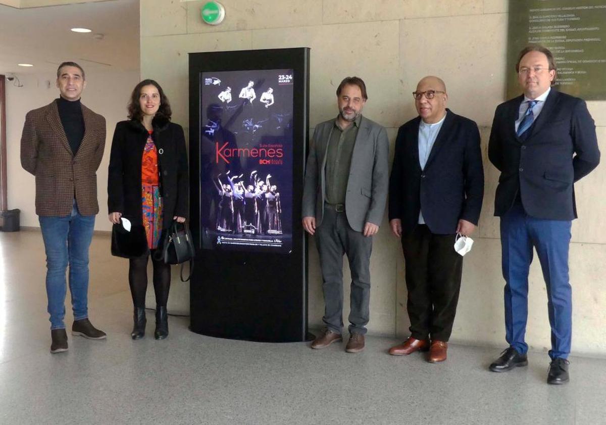 El concejal Fernando Castaño, junto a los impulsores del preestreno de “Karmenes” en Salamanca