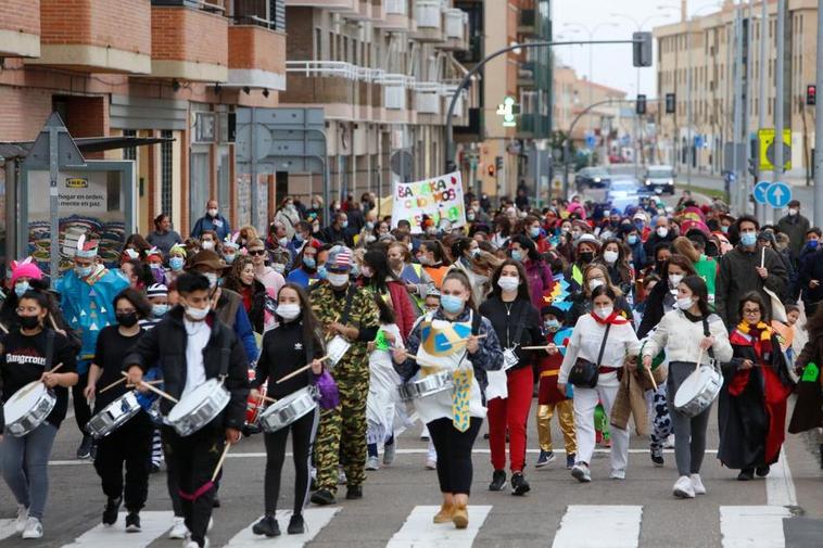 Participantes en el gran desfile del Consejo Social del Rollo