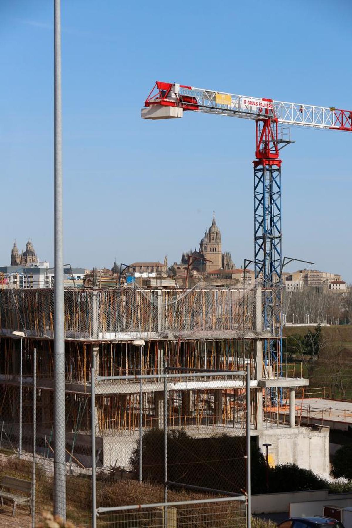 Un edificio en construcción en el barrio de Huerta Otea