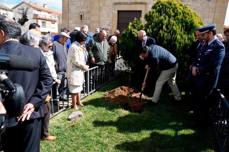 Plantación del almendro, acto tradicional de La Fregeneda en el Día del Almendro, en 2019