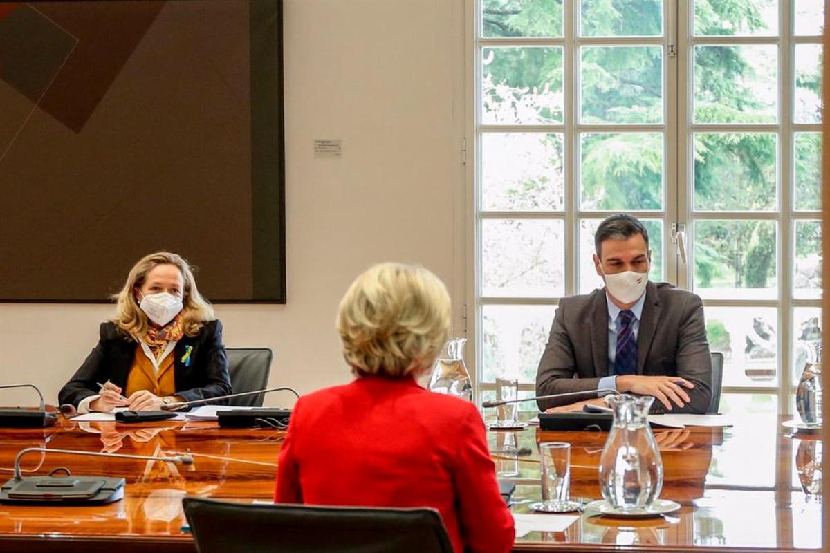 Nadia Calviño y Pedro Sánchez reunidos con Ursula von der Leyen