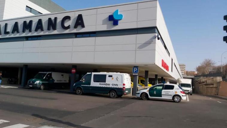 Agentes de la Guardia Civil a las puertas del Hospital esperando para el traslado de un preso.