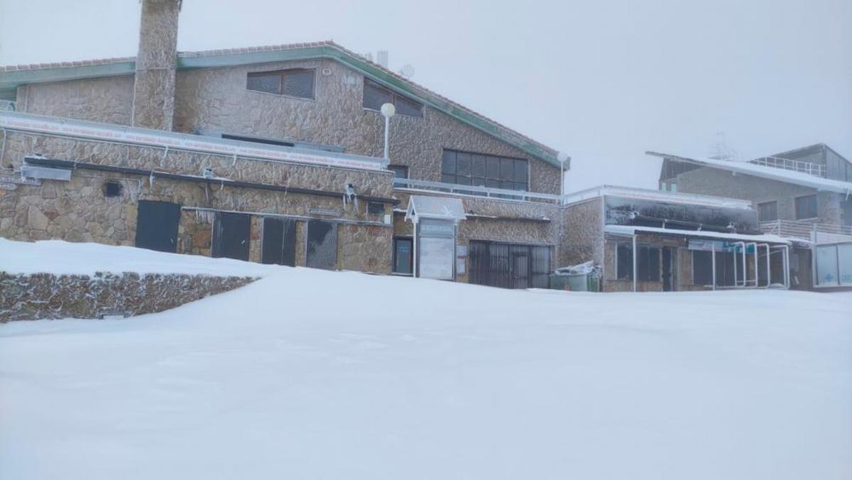 Imagen de la zona de edificios en La Covatilla con mucha nieve caída en las últimas horas.