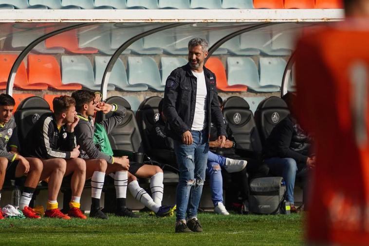 María Hernández sonriente el pasado domingo en el área técnica del Helmántico