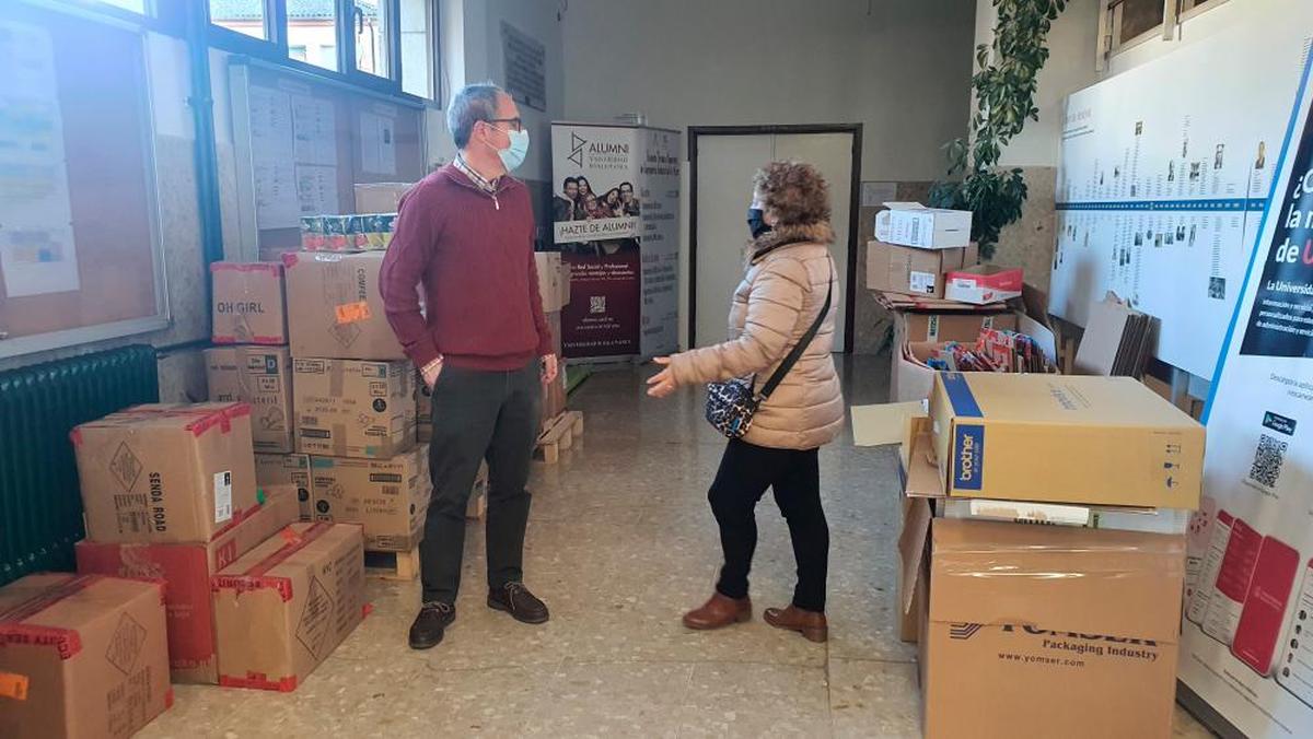 El director de la Escuela de Ingenieros de Béjar charla con una vecina que donó alimentos