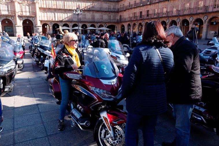 Casi un centenar de motos Honda Goldwing se concentraron en la Plaza