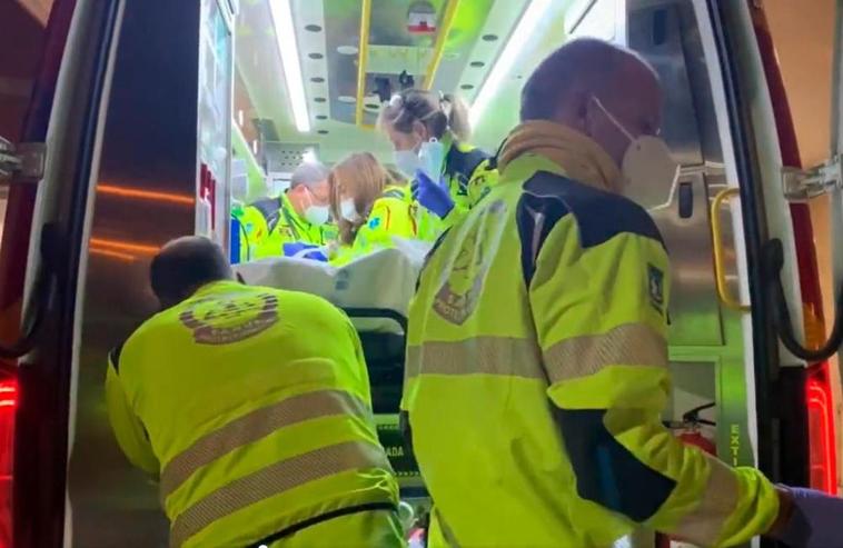 Momento en el que el joven herido de gravedad es atendido en la ambulancia.