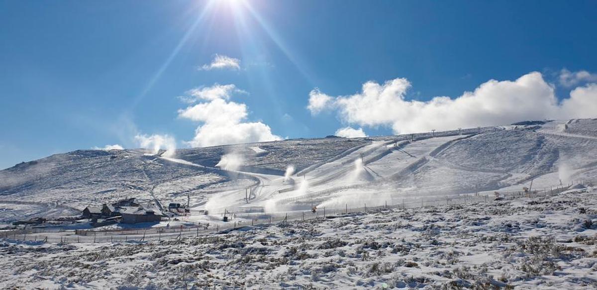 Imagen de los cañones de nieve encendidos en La Covatilla.