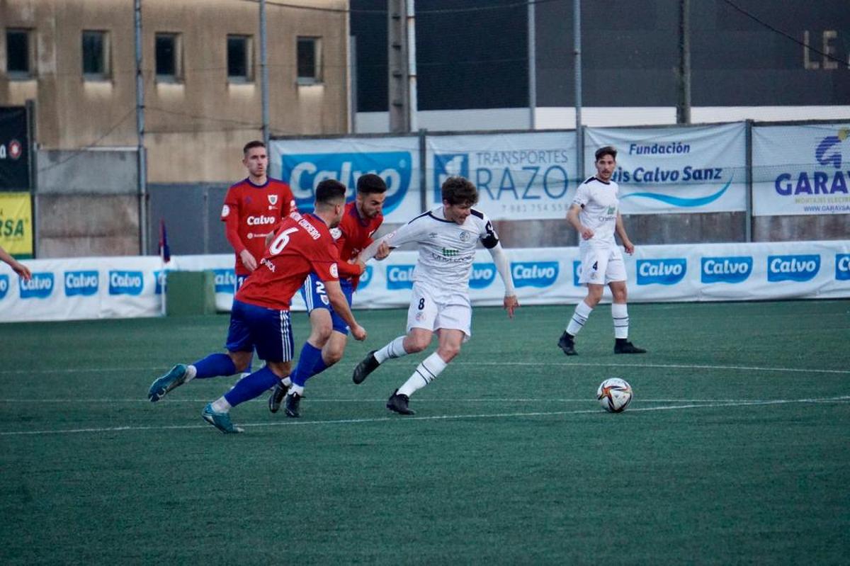 Antonio Amaro intenta dominar el balón