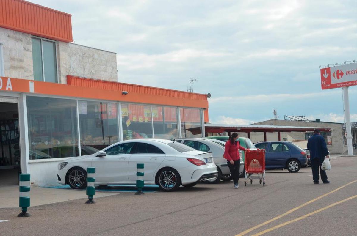 Compradores lusos en un supermercado de Fuentes de Oñoro (España).