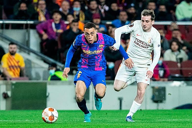 Serginho Dest avanza con el balón