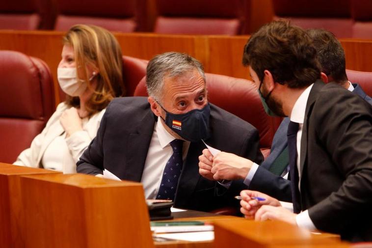 Carlos Pollán (centro), conversa con Juan García-Gallardo.