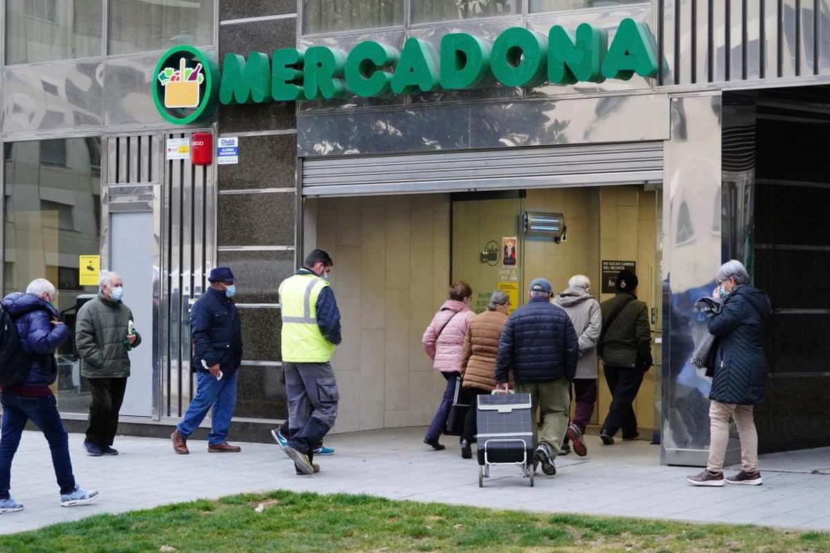 Clientes acceden a un supermercado tras esperar a que abriera sus puertas, en Salamanca.