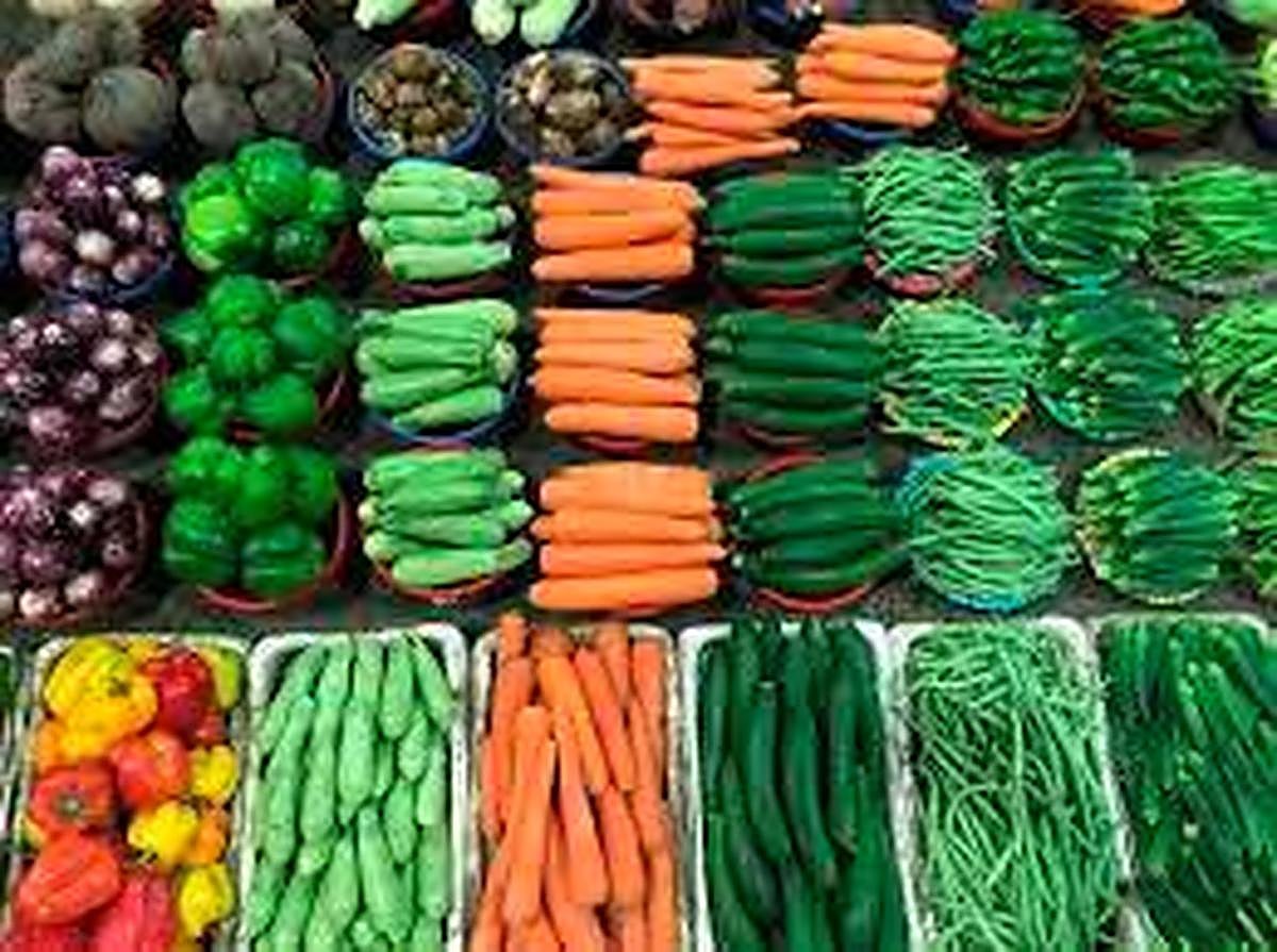 Verduras y frutas en un mercado.