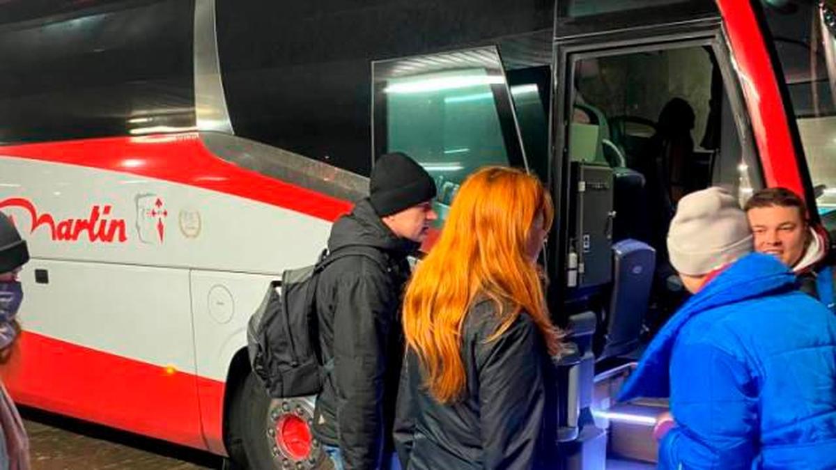 Refugiados ucranianos accediendo al autobús salmantino en la estación de Varsovia.