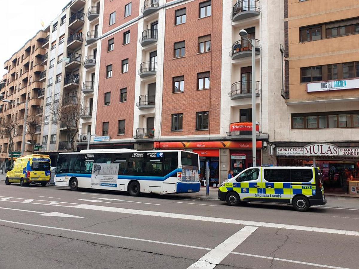 Una ambulancia y un vehículo de la Policía local, junto al autobús