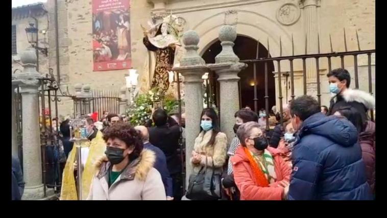 La imagen de Santa Teresa sale de la iglesia de la Anunciación