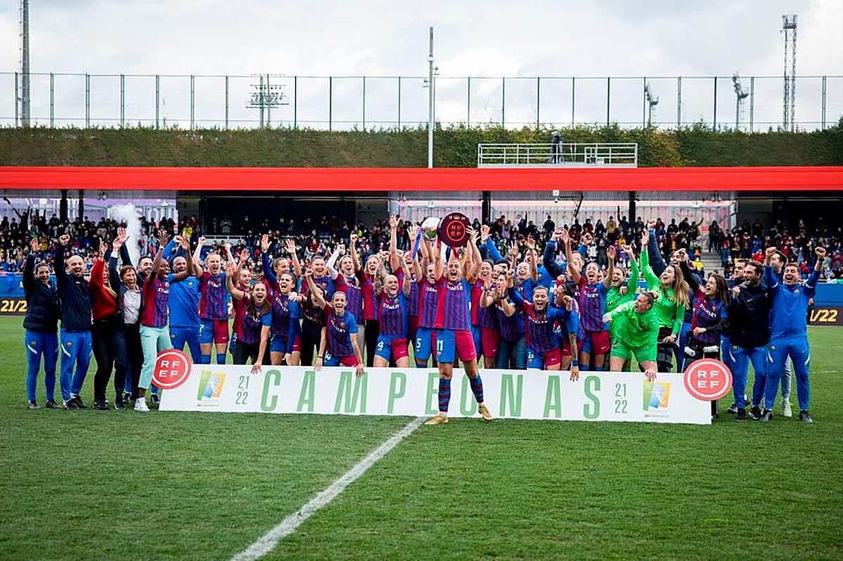 Las jugadoras del FC Barcelona celebran su título de campeonas de la Primera Iberdrola