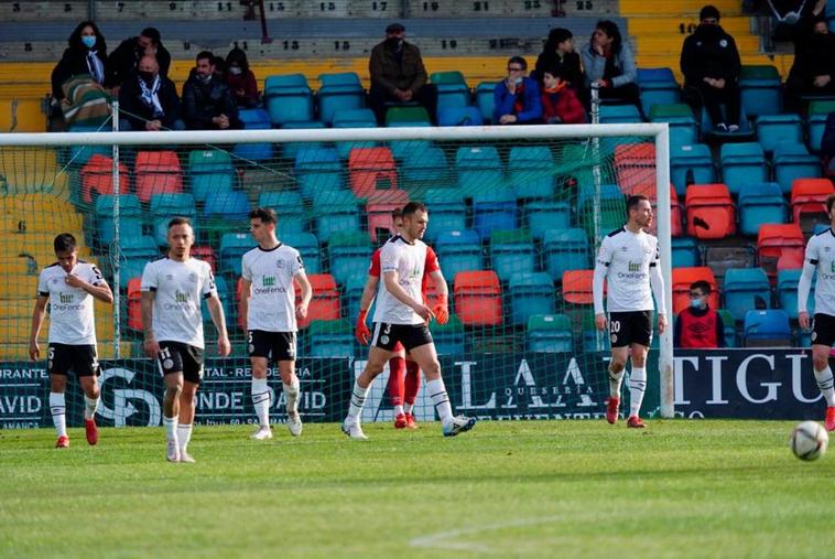 Los jugadores del Salamanca UDS lamentan un gol