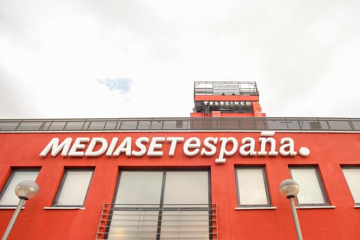 Cartel de Mediaset en la sede de Telecinco en Madrid.