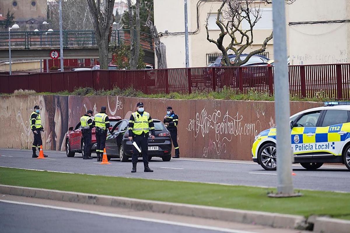 Efectivos de la Policía Local durante un control este fin de semana en la ciudad