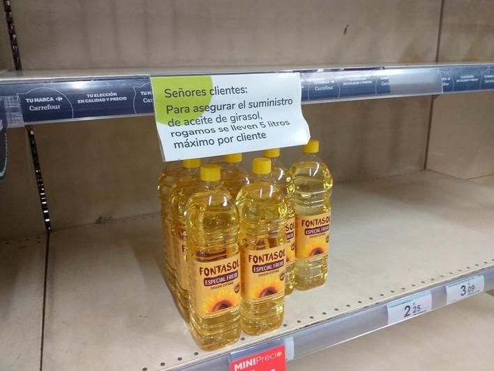 Botellas de aceite de girasol en un supermercado