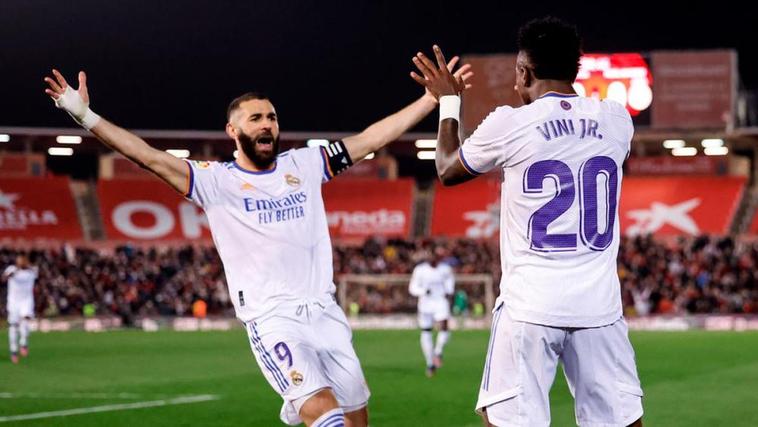 Benzema y Vinicus celebran uno de los goles