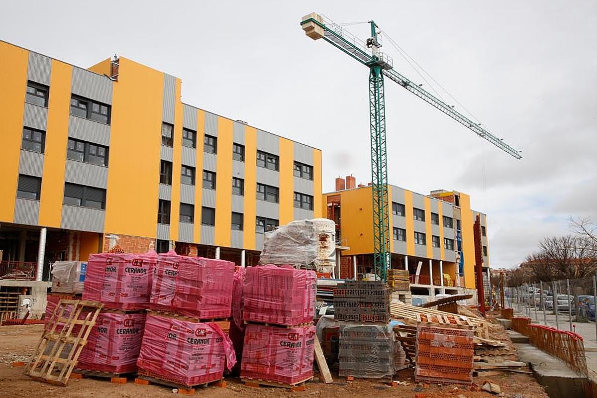 Palés de ladrillos en la obra de un edificio en el barrio de Huerta Otea