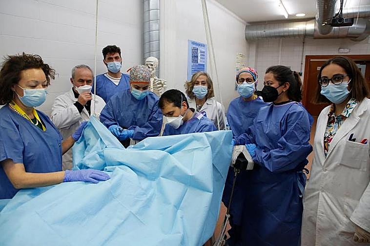 Urólogos realizan técnicas finas en la uretra.