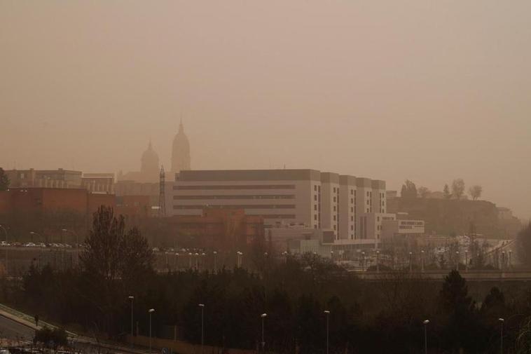 Vista del nuevo Hospital y la Catedral al fondo con la calima presente este martes.