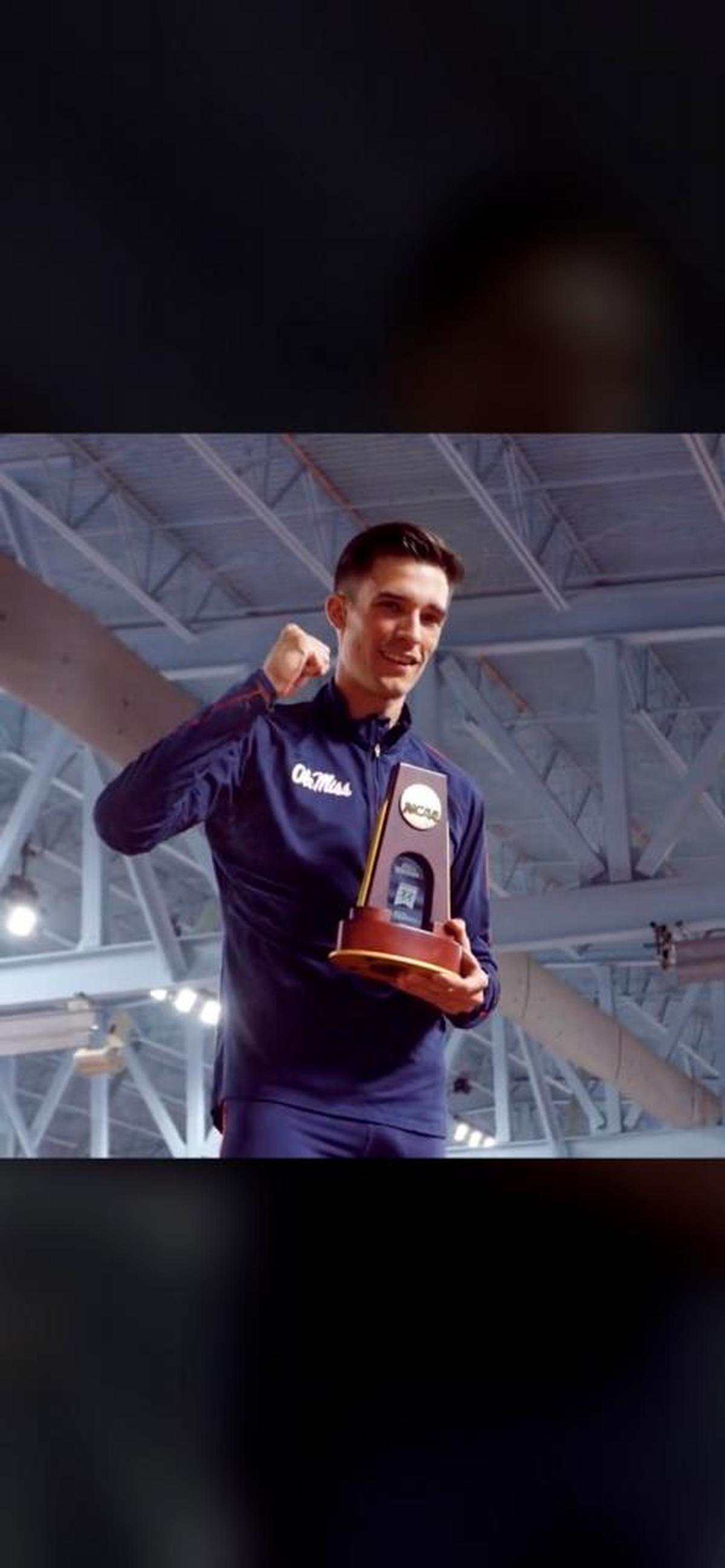 Mario García Romo, con el trofeo de campeón de la NCAA