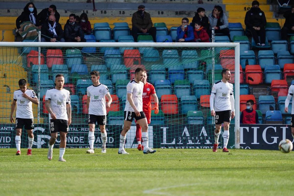 Caras de decepción de los jugadores del Salamanca el domingo en el Helmántico