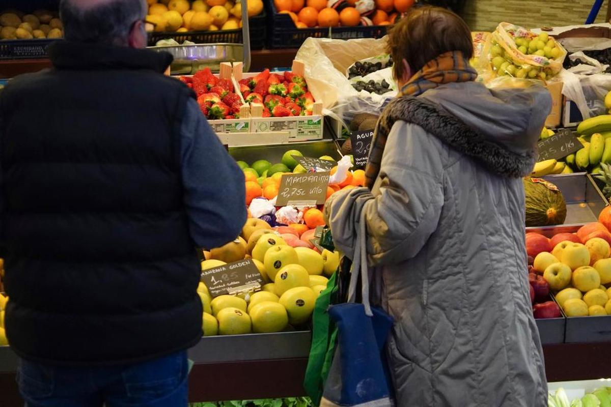 Clientes consultan los precios en una frutería de Salamanca que ayer tenía garantizado el surtido .