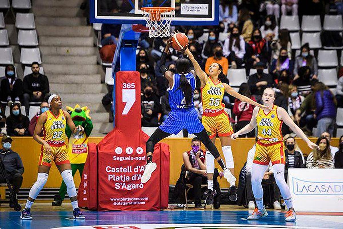 Kahleah Copper en suspensión.