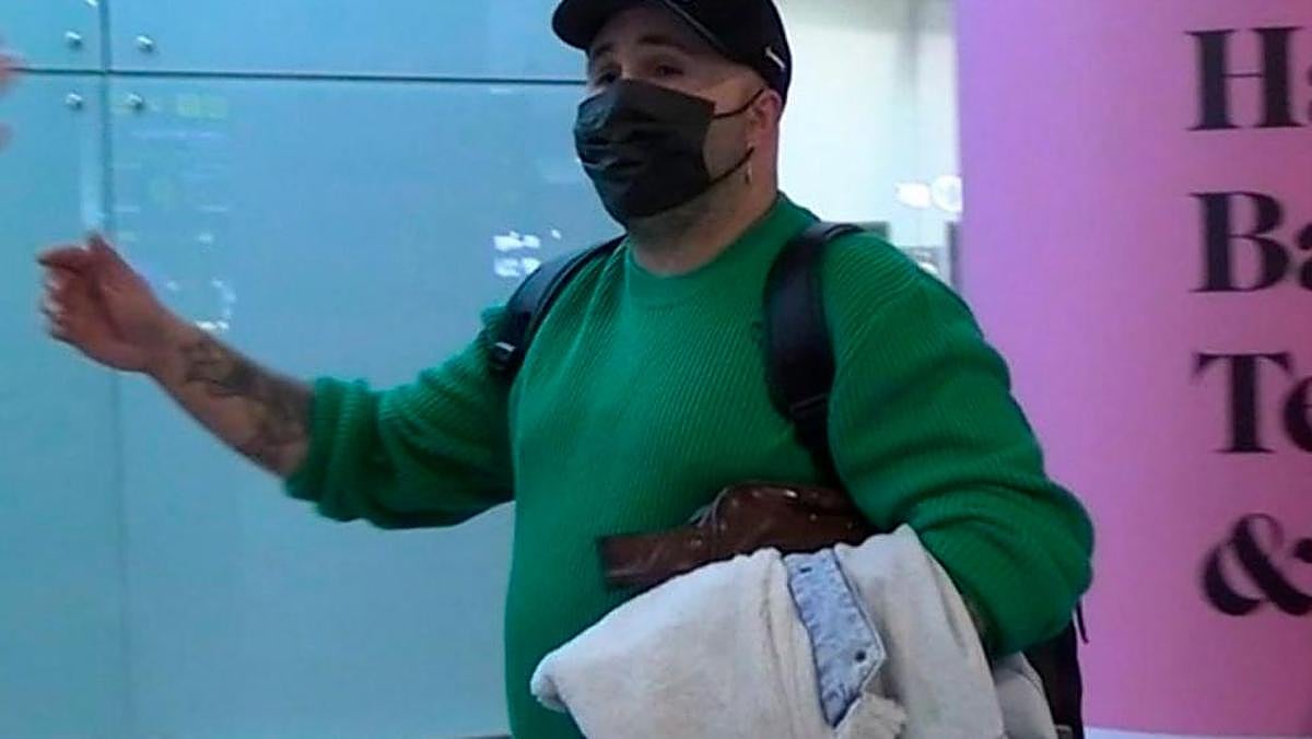 Kiko Rivera siendo preguntado por su madre.