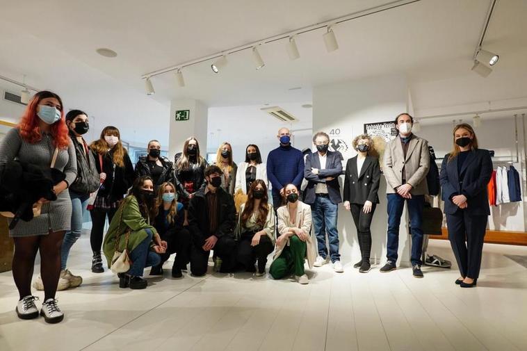 Roberto Verino junto a los estudiantes de Bellas Artes