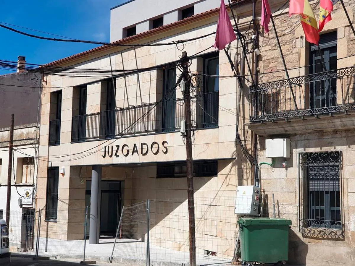 Fachada principal del nuevo edificio de los Juzgados de Vitigudino en la plaza de España.