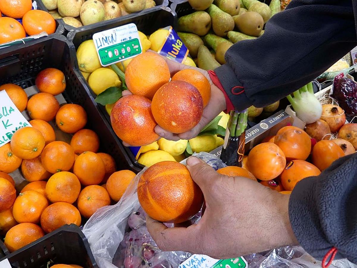 Cajas de fruta en una frutería.