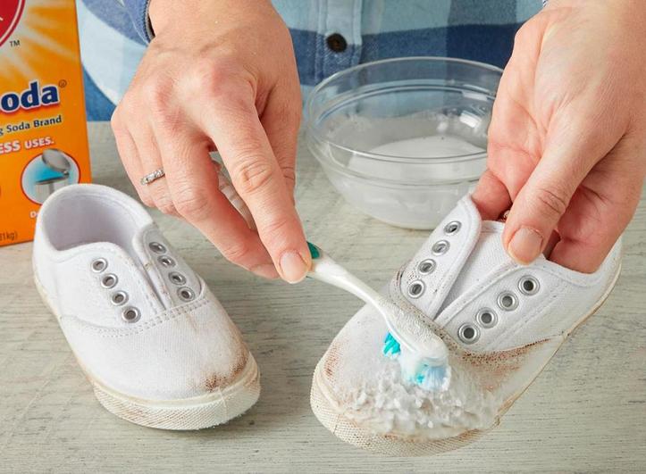 Cómo limpiar las zapatillas blancas.