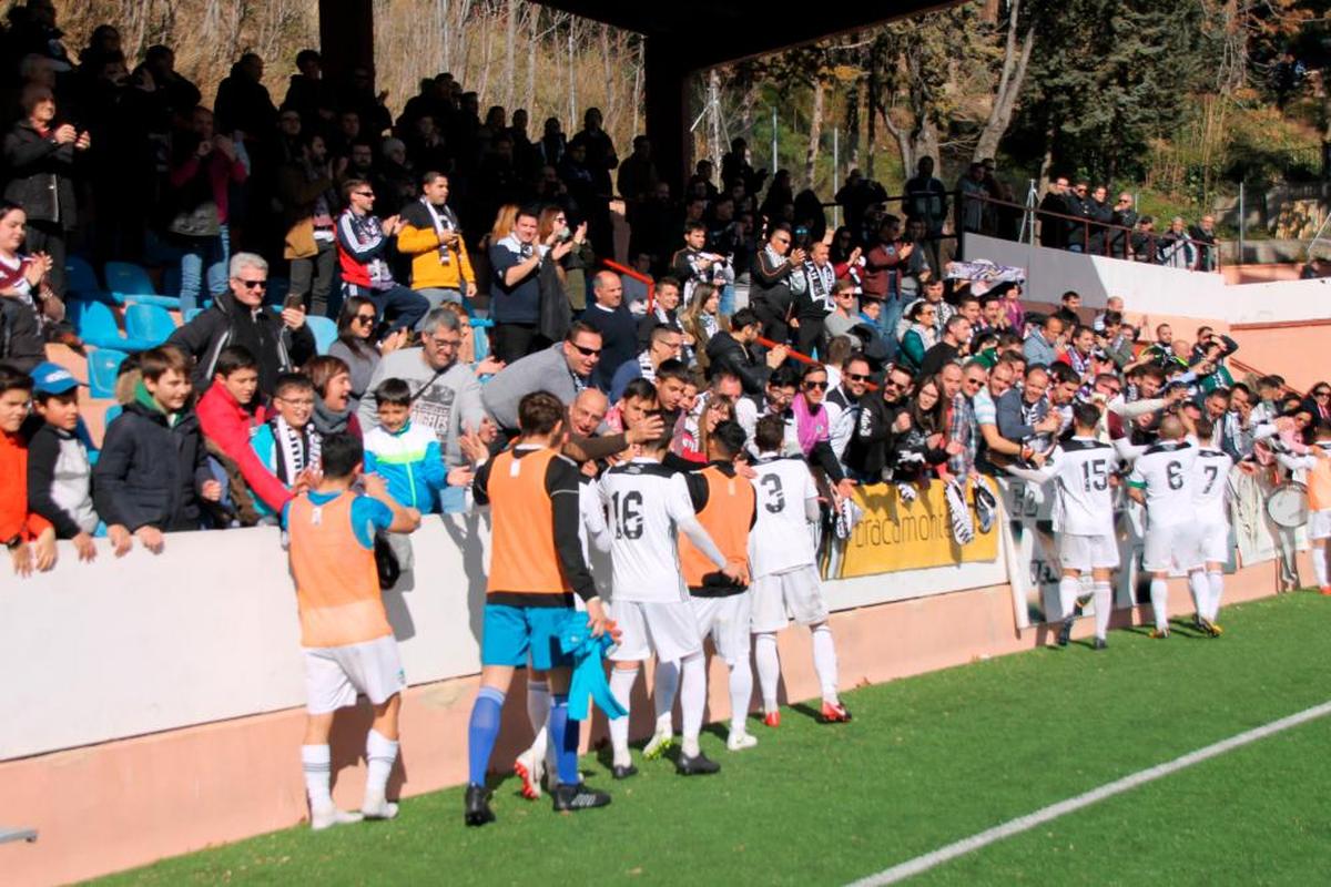 Afición y equipo celebrando la victoria ante el Unión Adarve