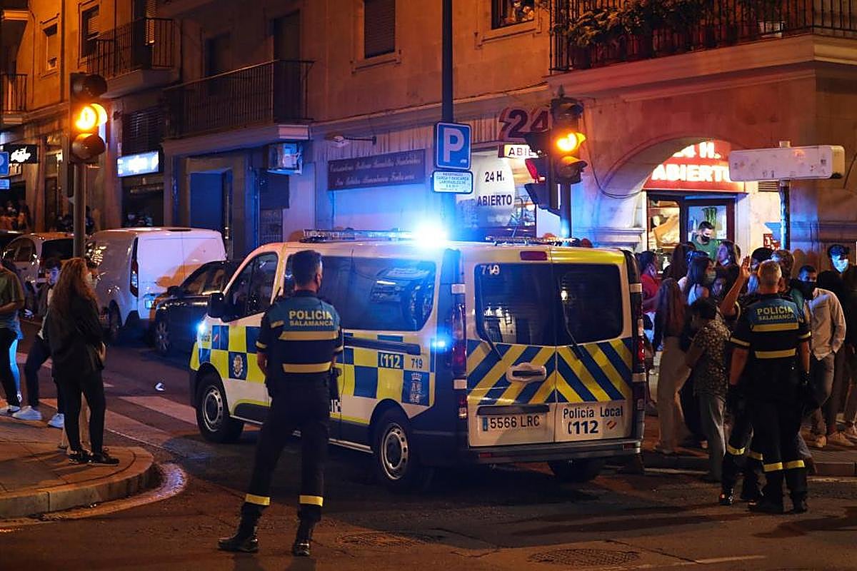 Un furgón de la Policía Local en la intersección de la calle San Justo con Gran Vía.