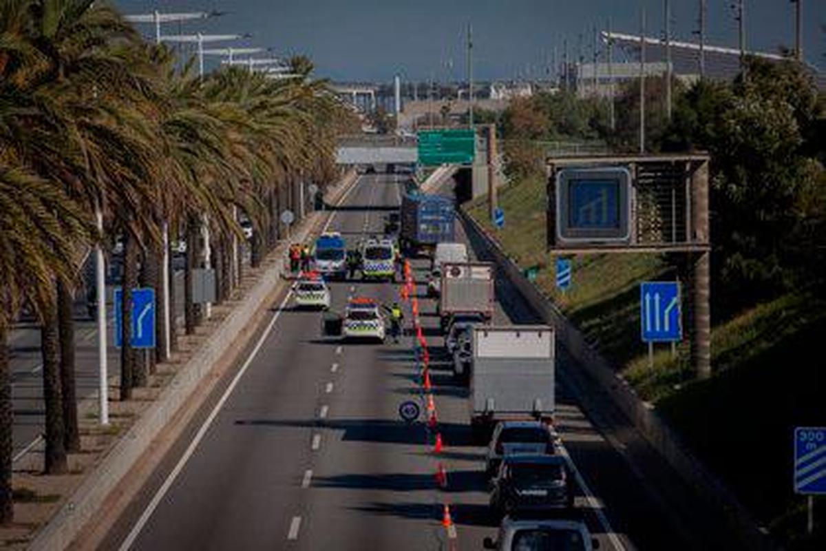 Vehículos realizan cola durante un control de movilidad en la Ronda del Litoral dirección salida de Barcelona.