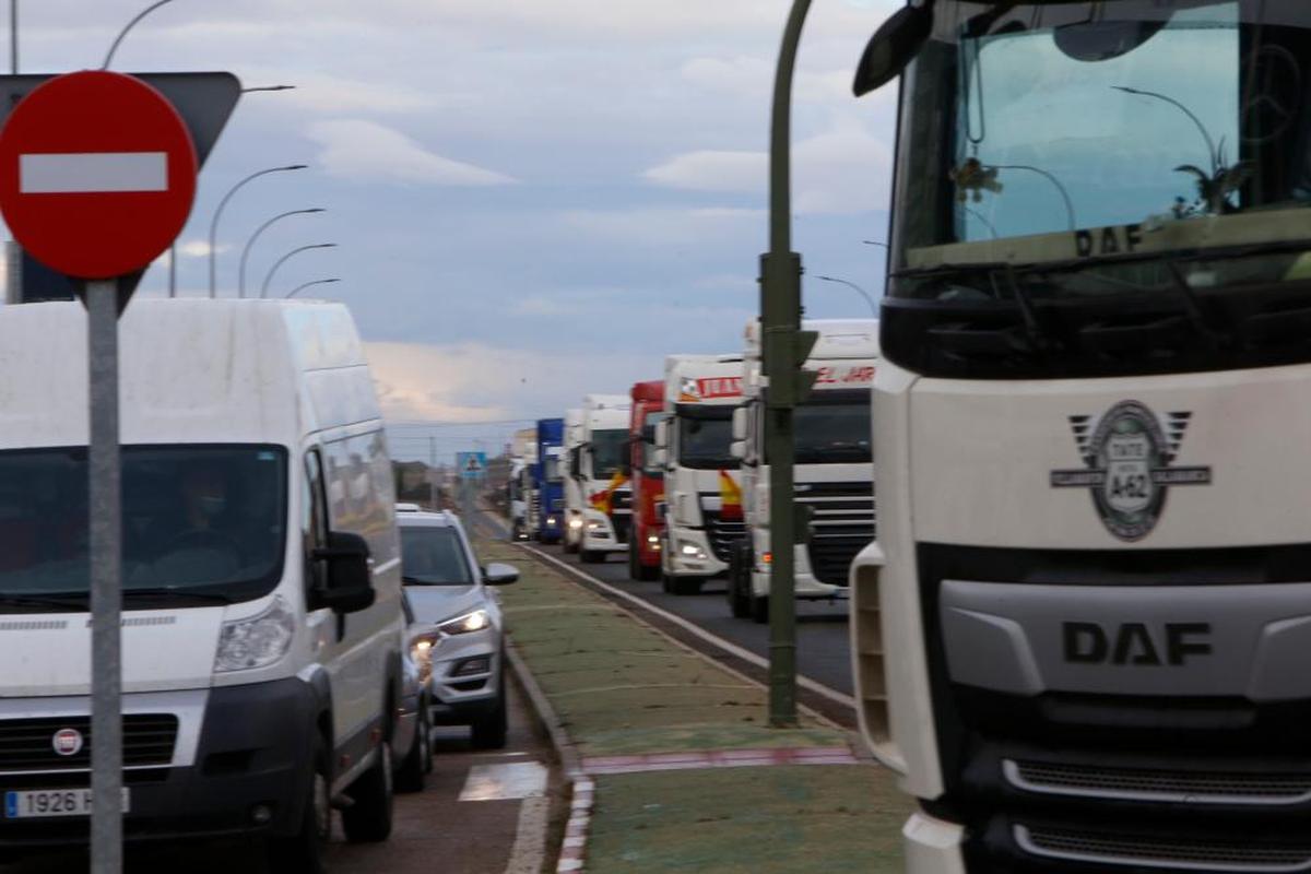 Marcha lenta de transportistas en Salamanca.