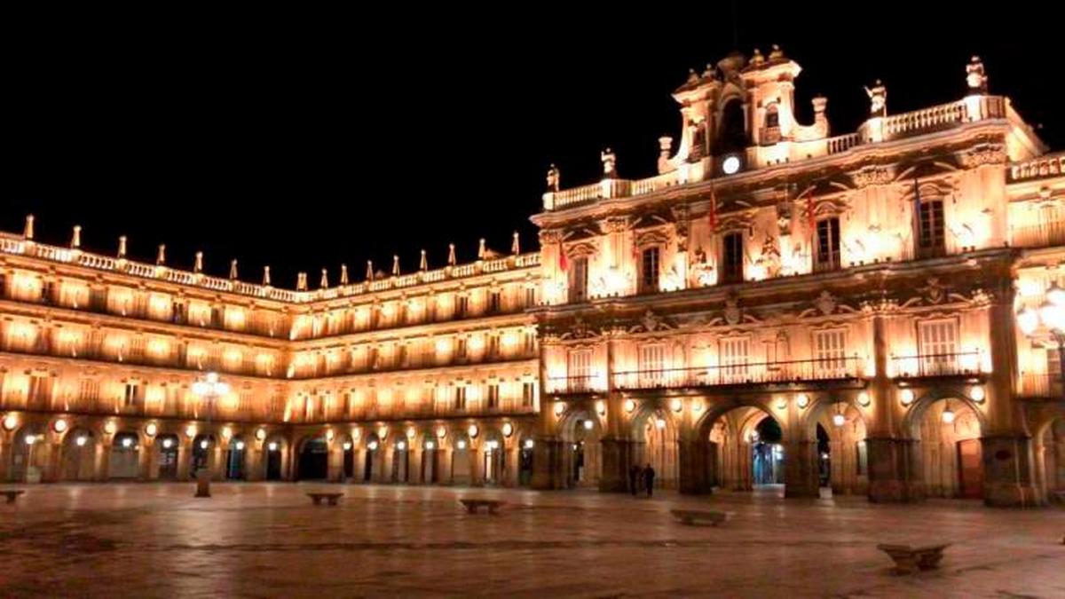 Imagen nocturna de la Plaza Mayor de Salamanca iluminada